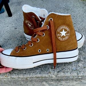 Platform fuzzy lined converse size 7
